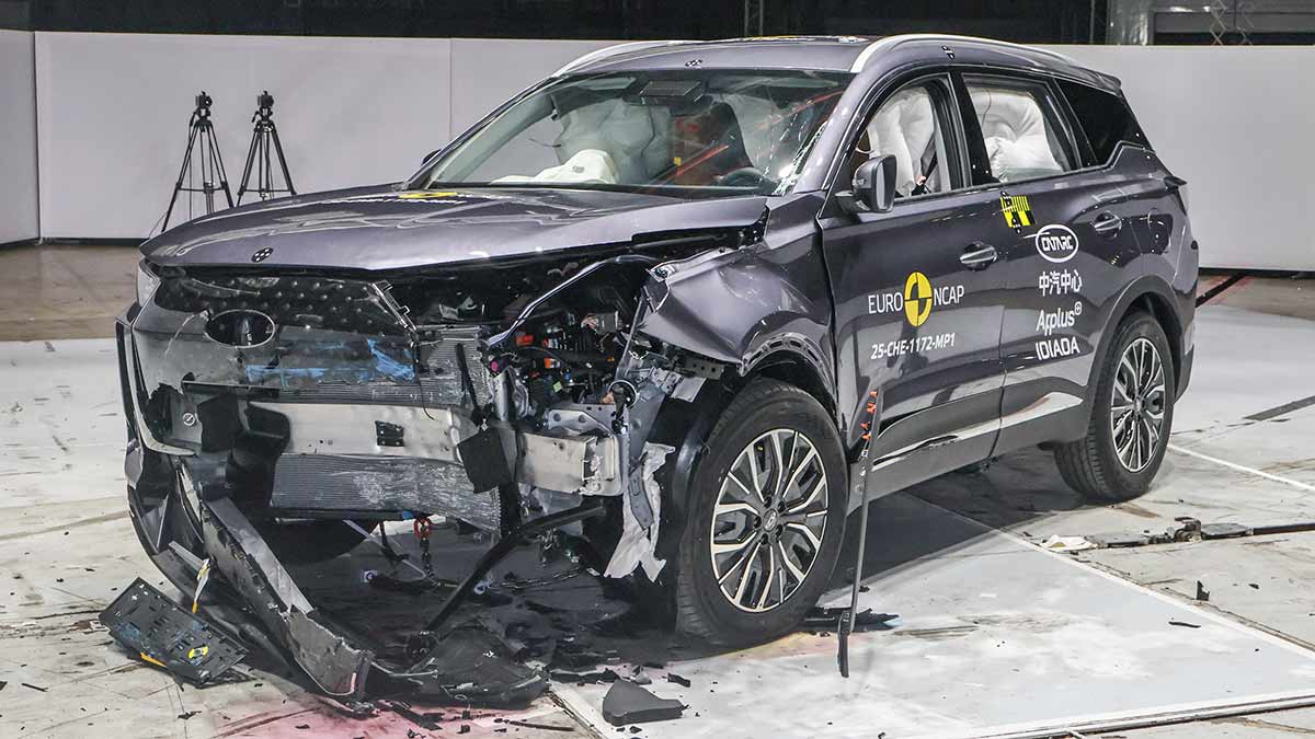 Grey Chery Tiggo 7 SUV with heavily damaged front end after Euro NCAP frontal offset crash test.