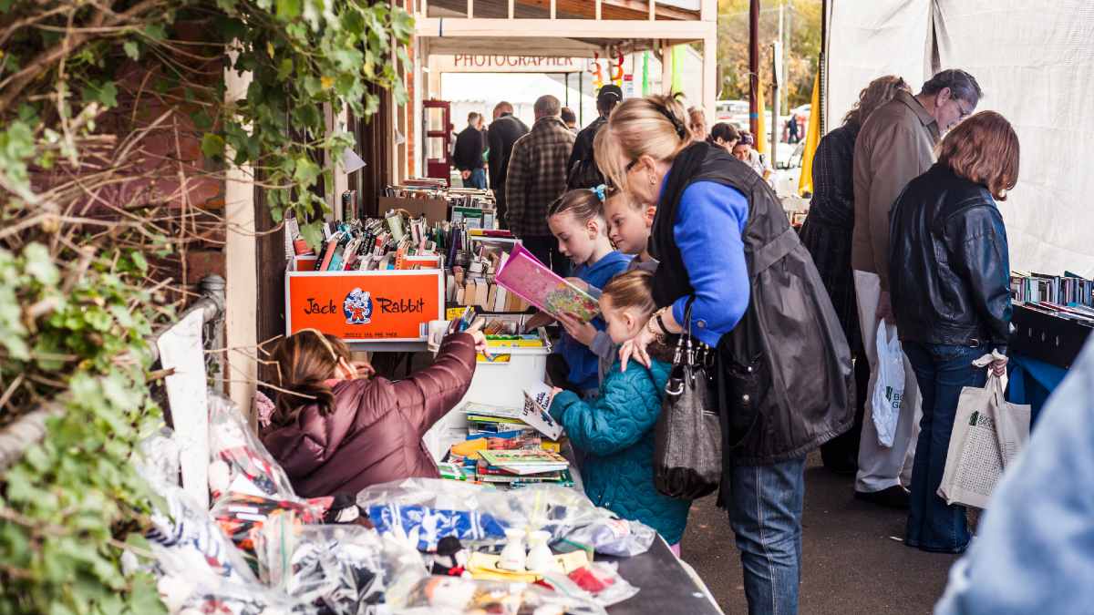 many people book shopping from street stalls