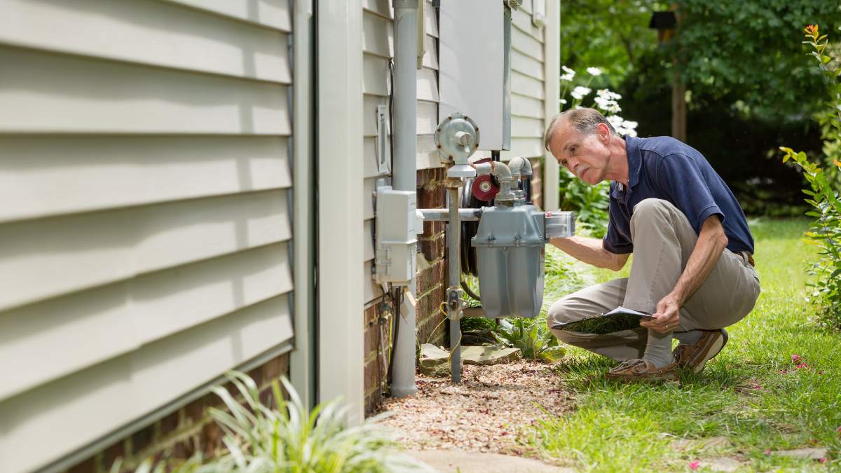gas retailer worker checking gas meter