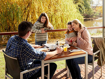 Family dining outdoors as Cobram Resort.